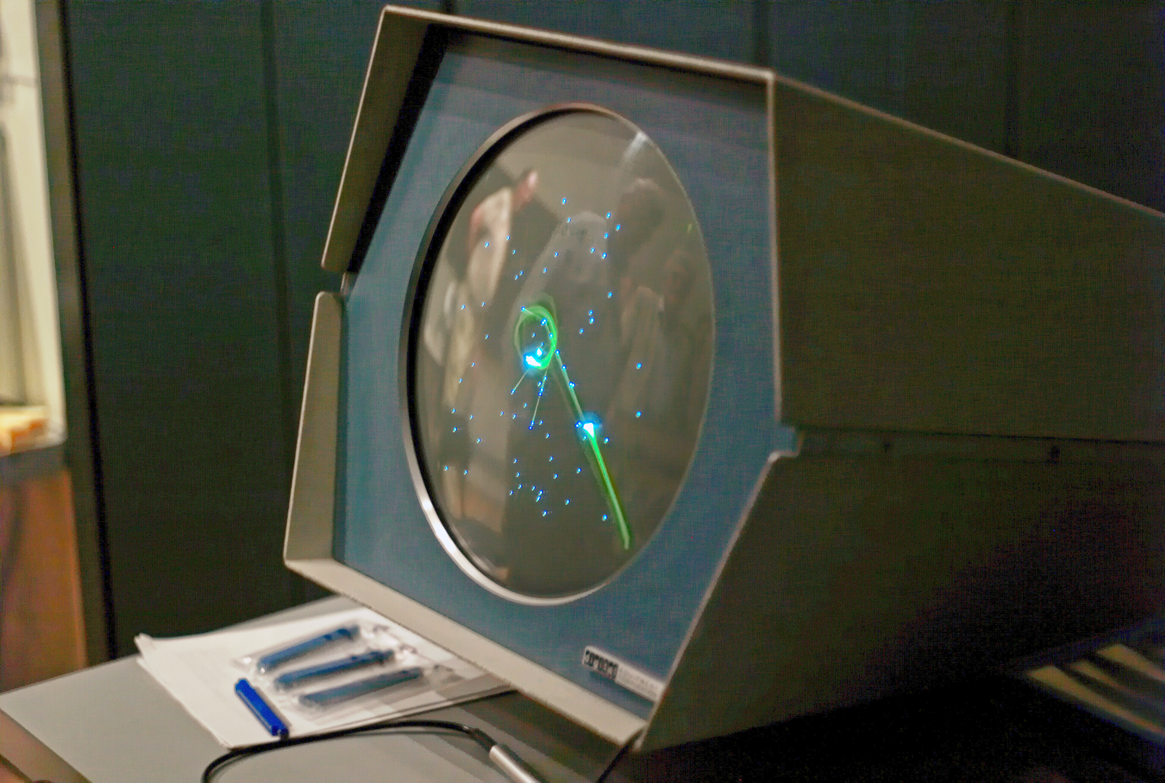 Spacewar E · PDP-1 显示器实物 · Joi Ito 摄
